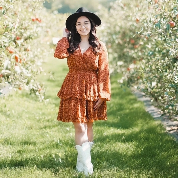 Meet your Posher! - Picture 2 of 4